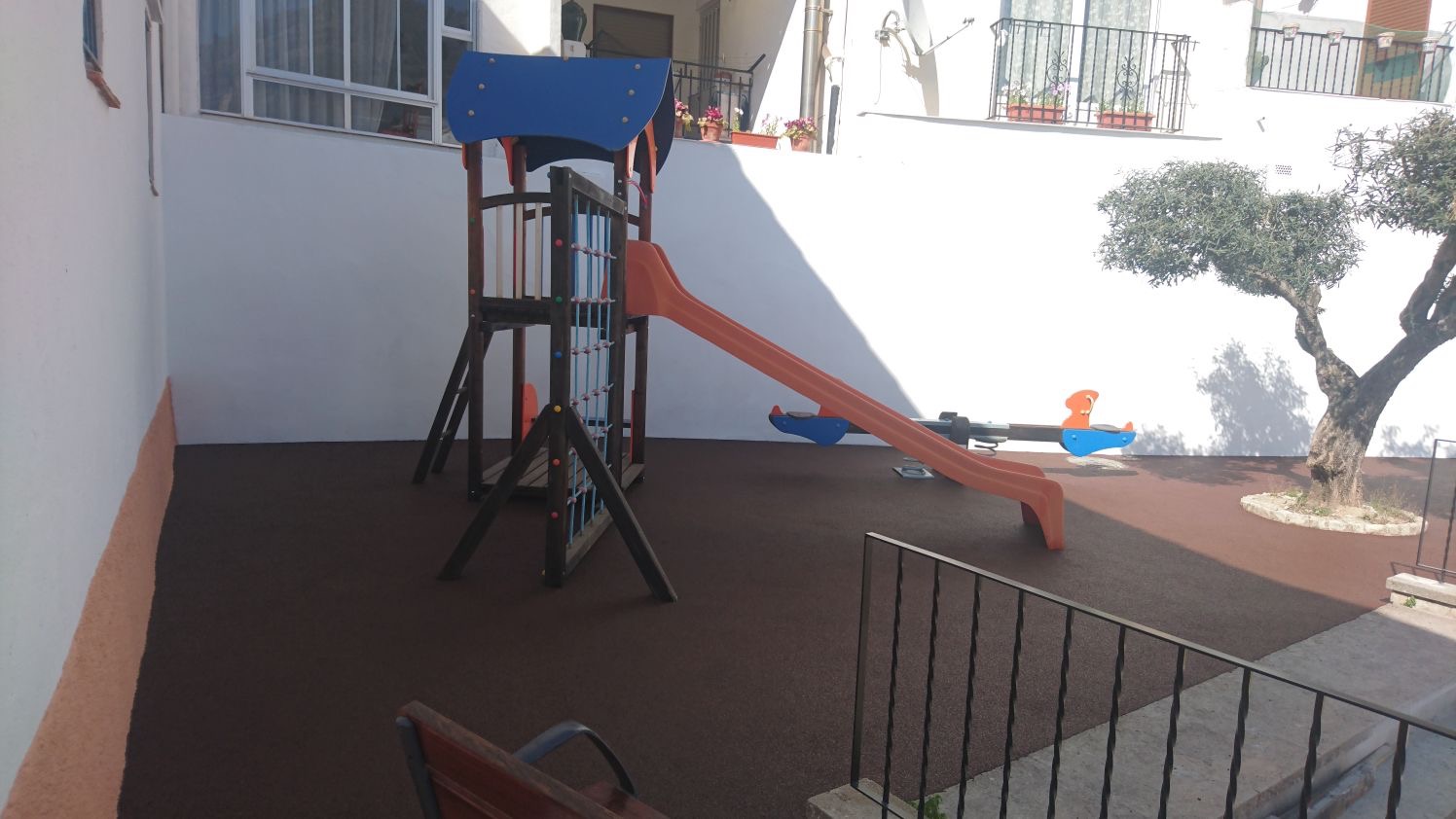 Parque infantil en Facheca - imagen 1